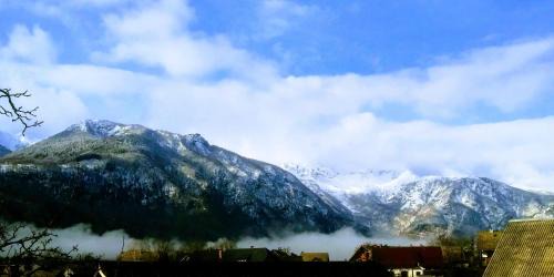 Apartment with Mountain View