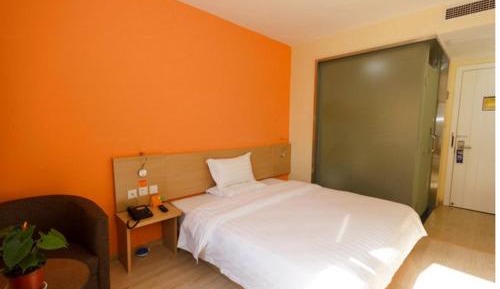 Comfortable Queen Room