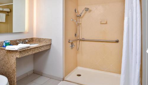 One-Bedroom Queen Room with Mobility Accessible Tub - Non-Smoking