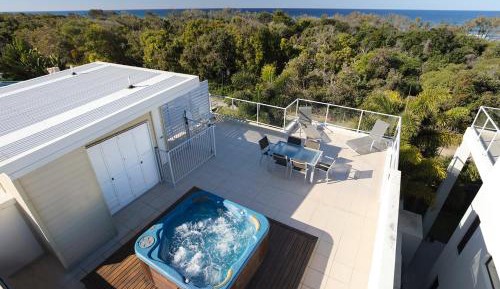 Luxury Three-Bedroom Beach House with Rooftop Spa