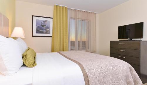 One-Bedroom Queen Suite