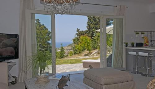 Three-Bedroom Apartment with Private Outdoor Jacuzzi