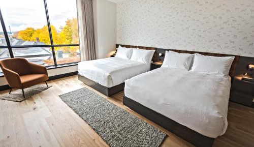 Deluxe Queen Suite