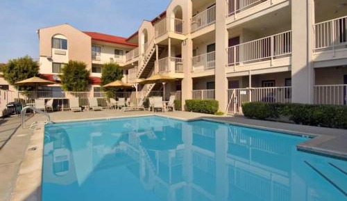 Deluxe Queen Room with One Queen Bed Smoke-Free