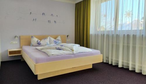 Large One-Bedroom Apartment with Balcony