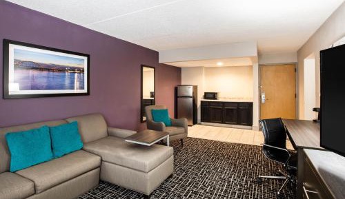 Deluxe Queen Suite