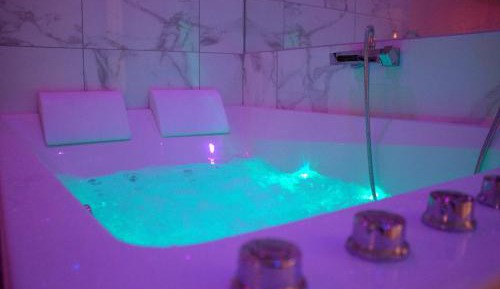Deluxe Suite with Spa Bath