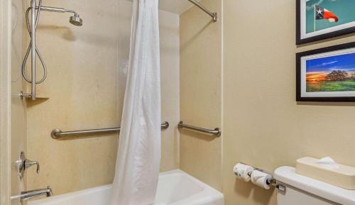 Queen Room with Two Queen Beds - Accessible/Non-Smoking 
