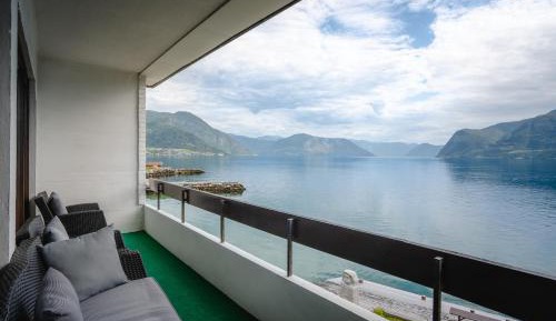 Deluxe Double Room with Balcony and Sea View