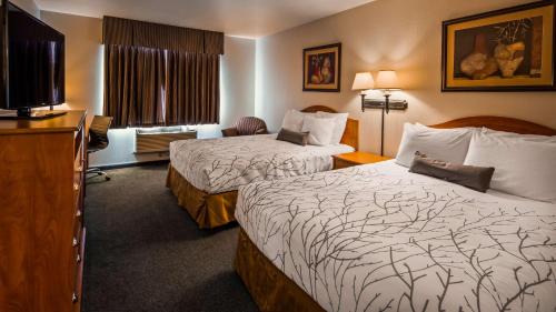Queen Room with Two Queen Beds - Pet Friendly