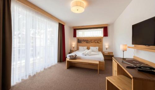 Deluxe Double Room with Balcony and Mountain View