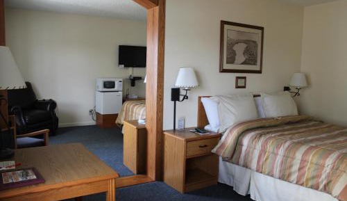 Deluxe Queen Suite