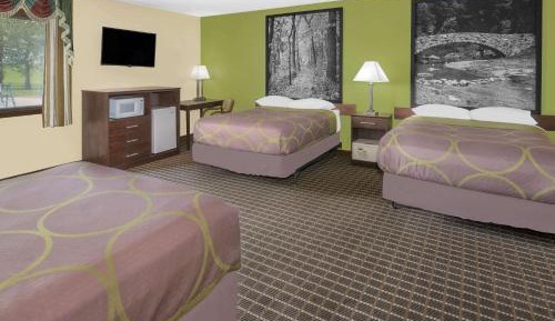 Studio Suite with Three Double Beds - Non-Smoking