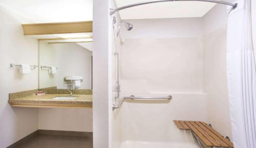 Queen Room - Disability Access - Non-Smoking