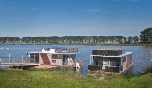 Houseboat with the River view I