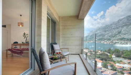 One-Bedroom Apartment with Sea View