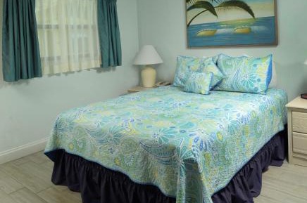 1 Queen Bed 2nd Floor Ocean Front with Balcony
