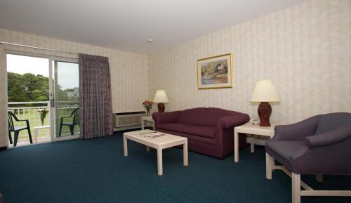 Deluxe Queen Suite