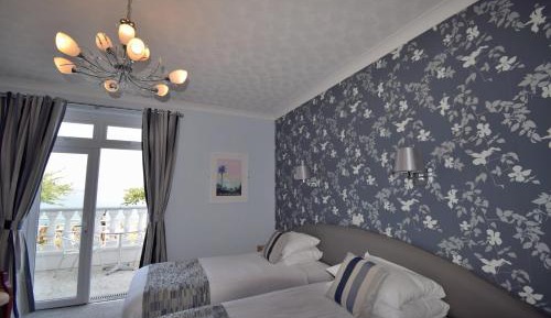 Twin Room with Sea View and Patio