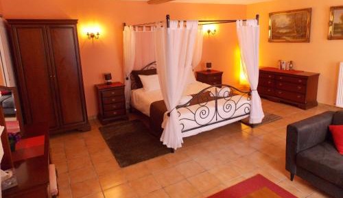 Deluxe King Suite