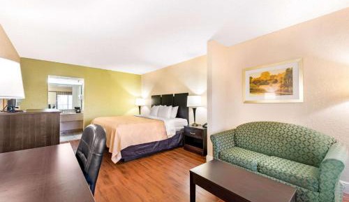 Queen Suite with Sofa Bed - Non-Smoking