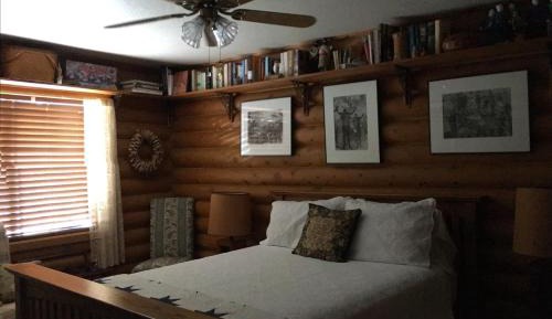 Deluxe Queen Suite