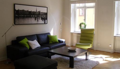 Large One-Bedroom Apartment (2 Adults)
