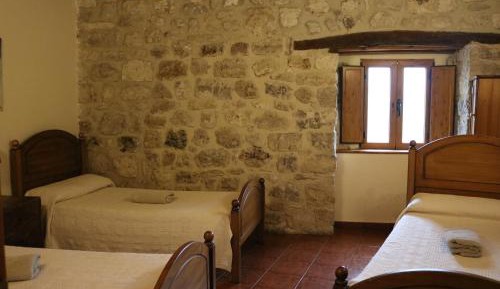 Basic Triple Room with Shared Bathroom