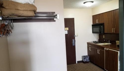 Deluxe Queen Suite