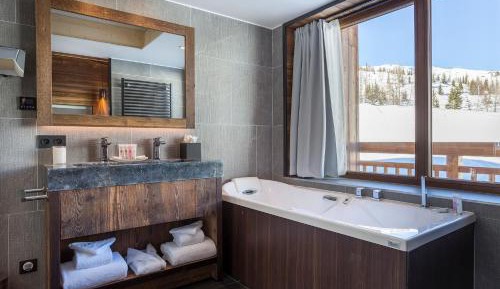 Two-Bedroom Apartment with Mountain View