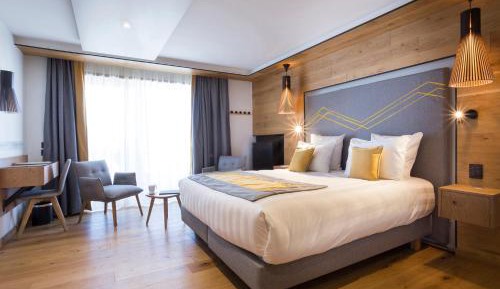 Double or Twin Room with Mountain View