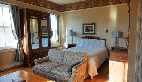 Deluxe Room (2 Adults + 1 Child)