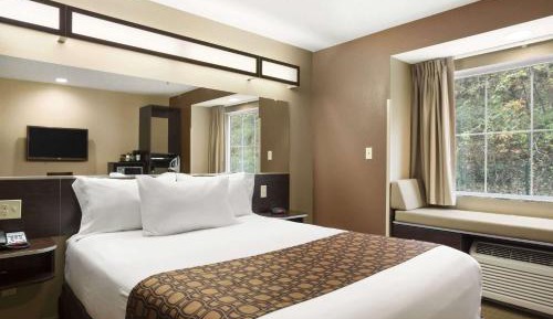 Deluxe Queen Room - Mobility Access/Non-Smoking