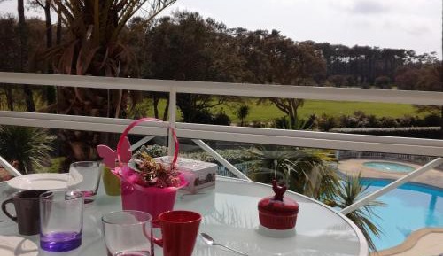 Apartment with Pool View 