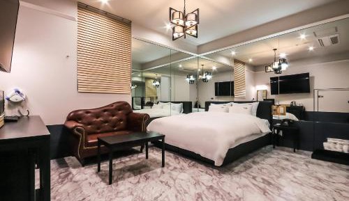 Deluxe Queen Room