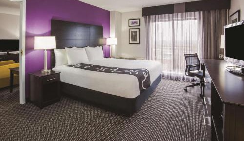 Deluxe King Suite with Mobility/Hearing Impaired Access - Non-Smoking