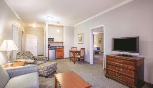 Deluxe King Suite with City View and Mobility/Hearing Impaired Access - Non-Smoking