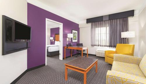 Deluxe King Suite - Non-Smoking