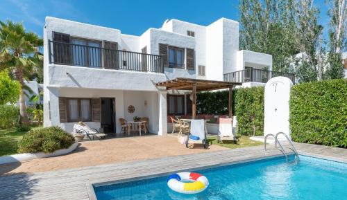 Deluxe Three-Bedroom Villa with Private Pool (6 Adults)