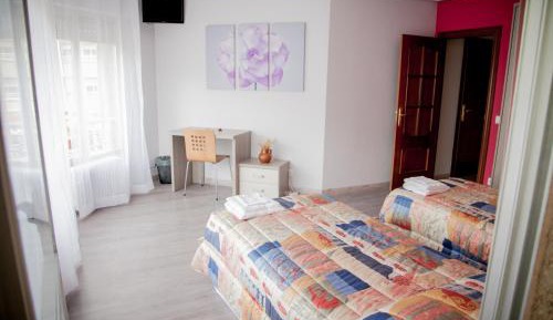 Twin Room with Extra Bed and Shared Bathroom