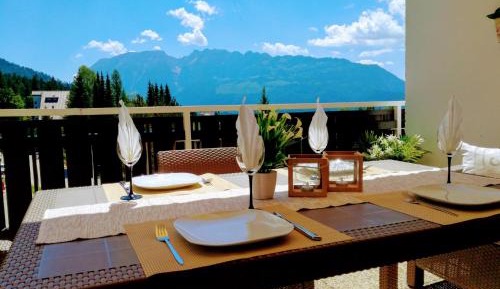 Apartment with Mountain View