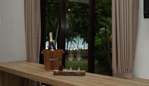 Deluxe King Room with Balcony and Sea View
