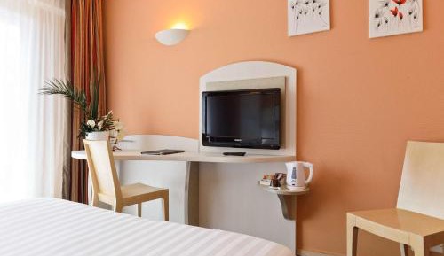 Comfort Queen Room with Balcony - Non-Smoking