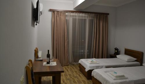 Standard Twin Room with Mountain View