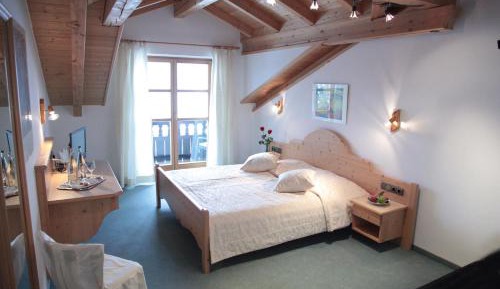 Deluxe Double Room with Balcony and Mountain View