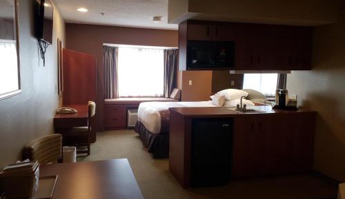 Luxury Queen Suite with Jetted Tub - Non-Smoking