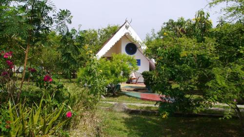 Bungalow with Patio