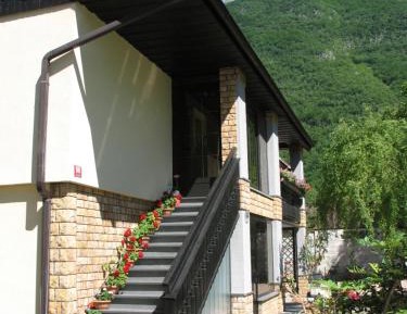Apartment with Mountain View