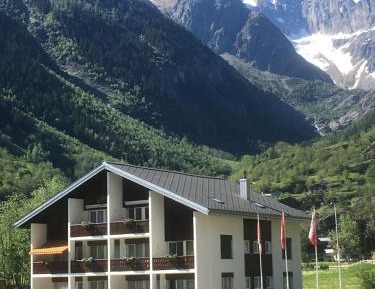Two-Bedroom Apartment with Mountain View