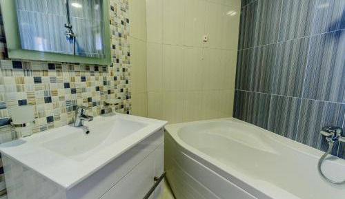 Twin Room with Balcony and Bathtub